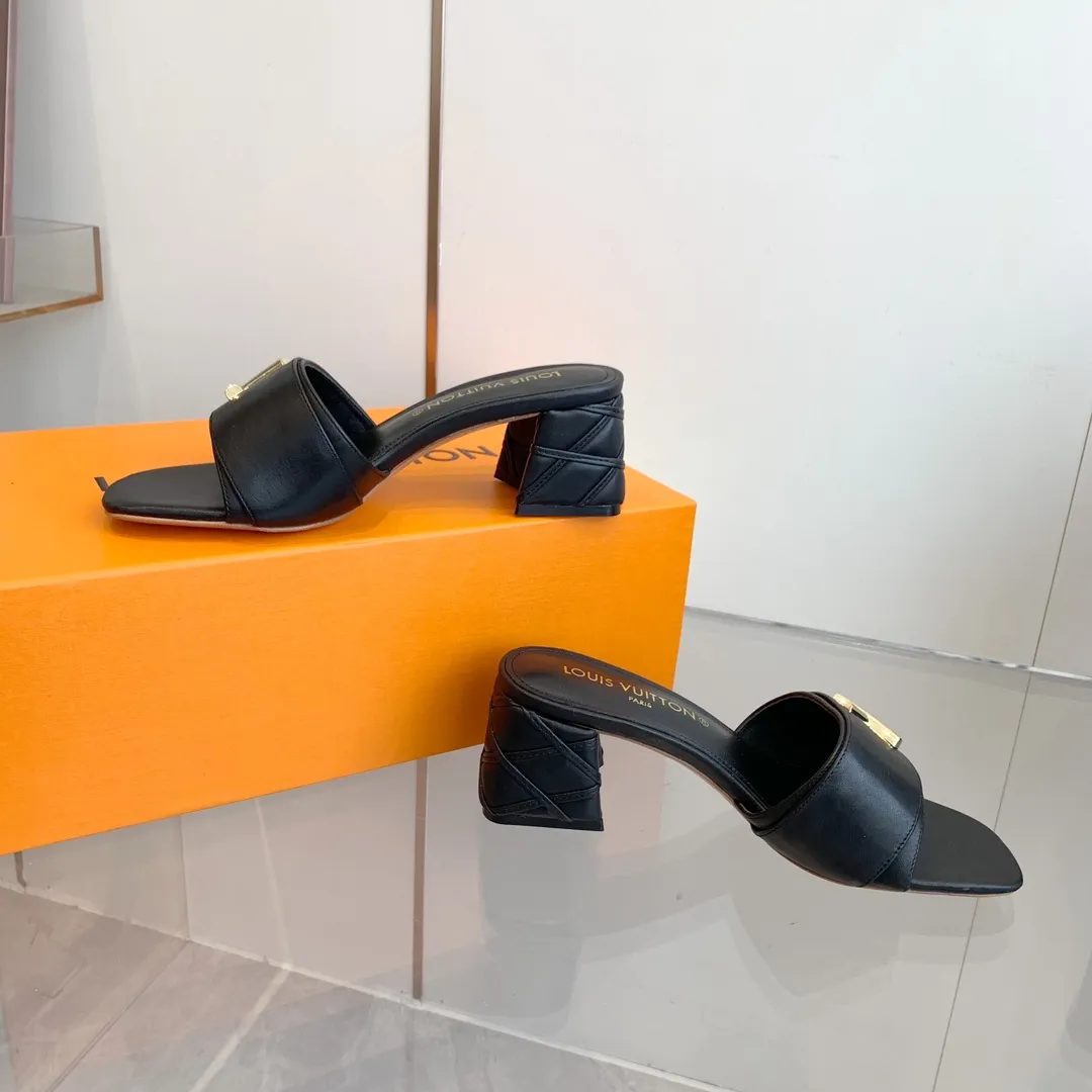 👟👟Ex-factory price 520👟👟 LV | Louis Vuitton ²⁰²³ 𝐬𝐬 🧡💚2️⃣0️⃣2️⃣4️⃣Early spring new model, top version⚠️ The counter features the latest models, square toe sandals, hard goods are new🆕 ❥Purchase level! Full of high-end feel! A popular model among bloggers at home and abroad, it’s retro and fashionable and looks amazing on your feet! Mainly recommended model on the official website★ ━━━━━ ЅᏇєєt ━━━━━ ▪️Upper: original cowhide + metal buckle ▪️Lining: imported goatskin lining ▪️Outsole: original Italian leather outsole ▪️Heel height: 5.5cm 9cm ▪️Shoe size: 35-39 (40 and 41 customized items are not returnable or exchangeable)